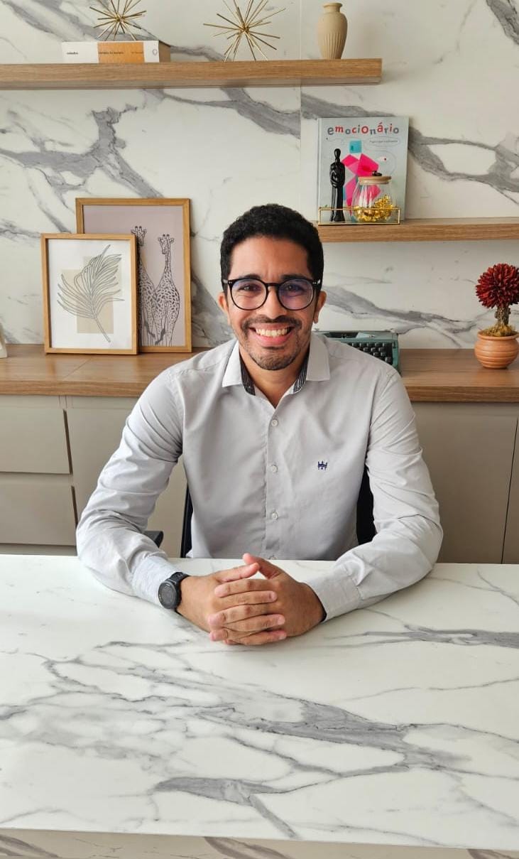 Neuropsicólogo Douglas Vincent em seu consultório